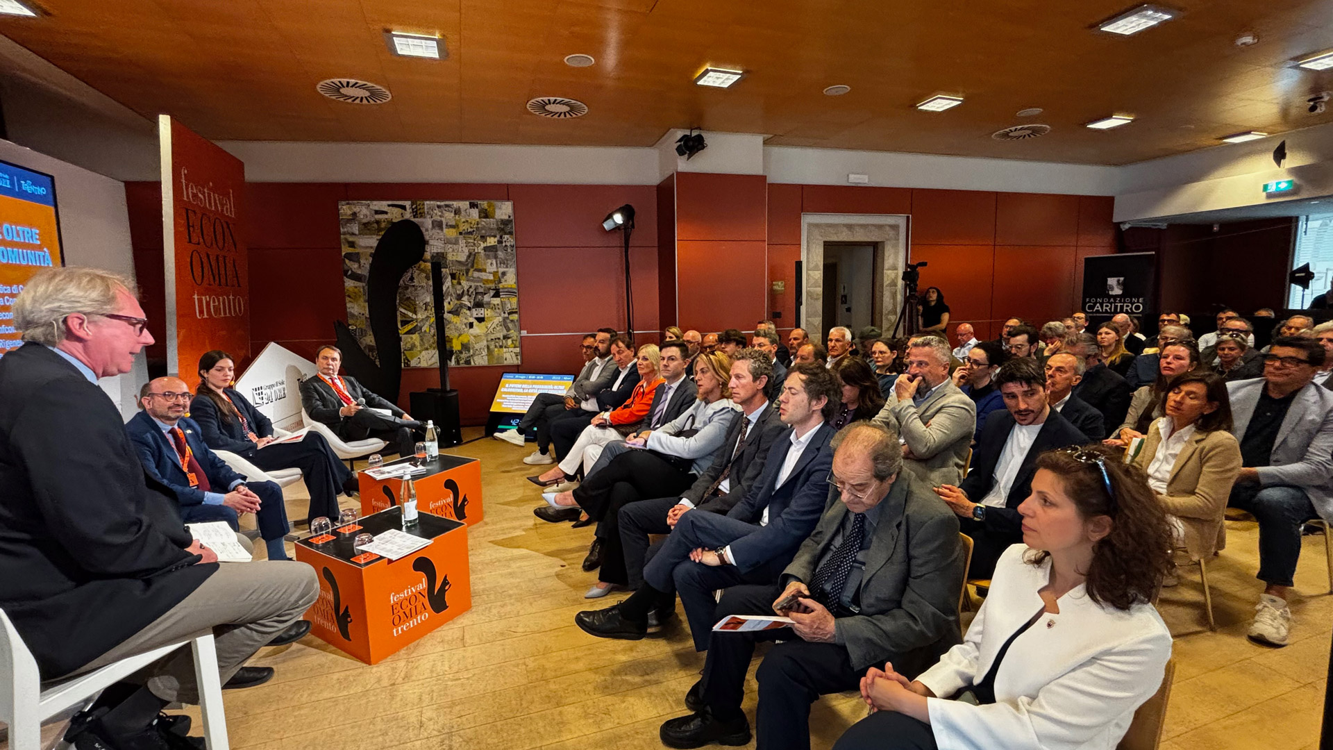 Veduta della sala conferenze della Fondazione Caritro con il pubblico e il panel durante il convegno FIPE Confcommercio "Il potere della prossimità", Festival dell'economia di Trento, 20 maggio 2026