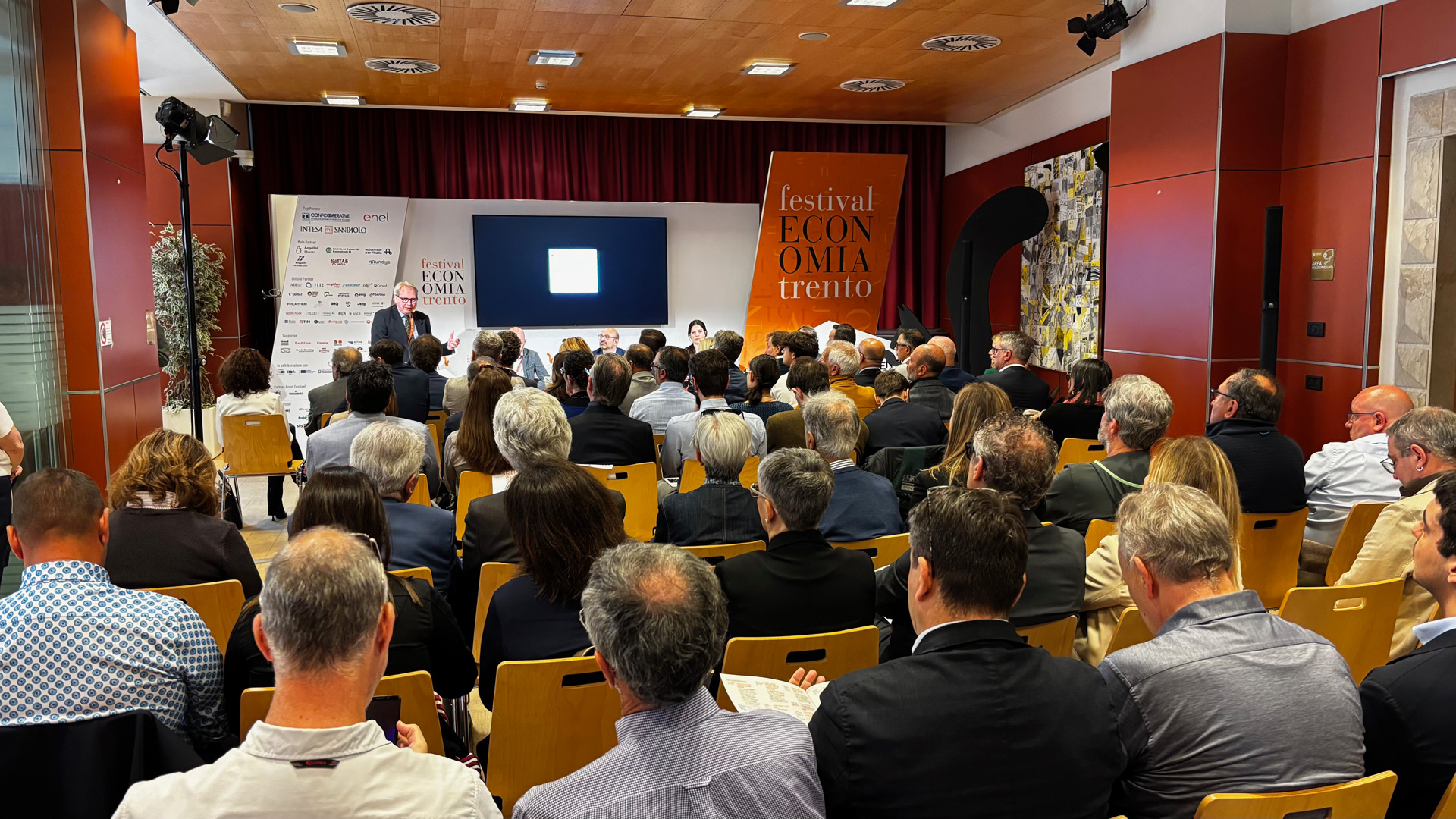La sala conferenze della Fondazione Caritro durante il panel "Il potere della prossimità: oltre l'algoritmo, la città come comunità", Festival dell'economia di Trento, 20 maggio 2026
