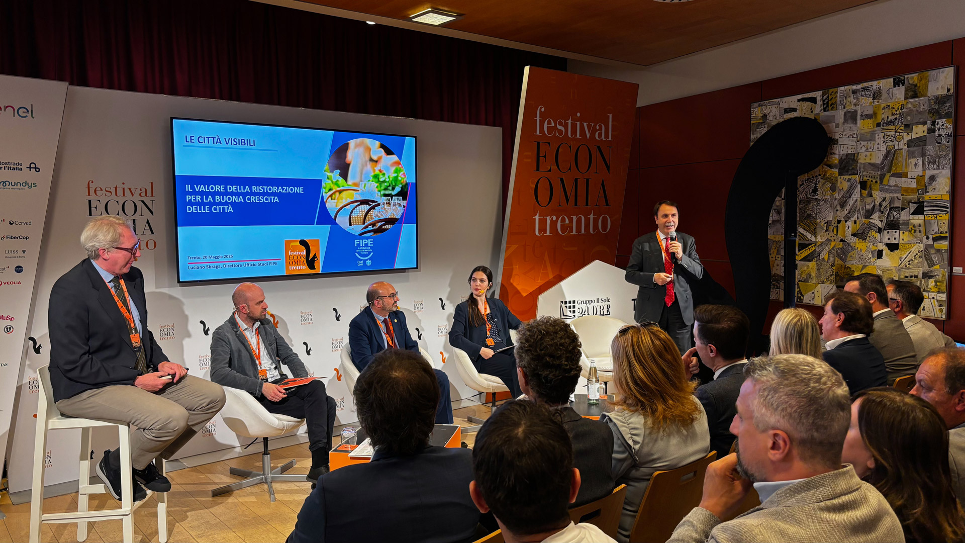 Luciano Sbraga, direttore del Centro Studi FIPE-Confcommercio, interviene al panel con una slide sul valore della ristorazione per le città, Festival dell'economia di Trento, 20 maggio 2026